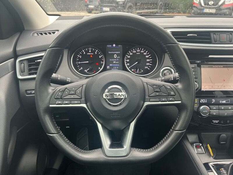 Nissan Qashqai 1.3 DIG-T N-Connecta PGD SH AVM Navi LED