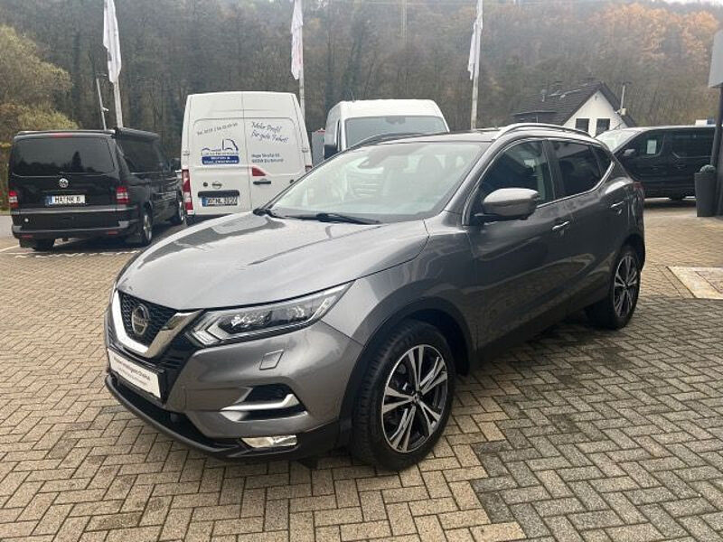 Nissan Qashqai 1.3 DIG-T N-Connecta PGD SH AVM Navi LED